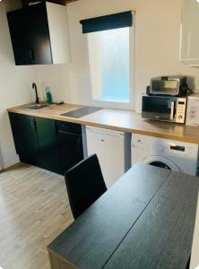 Kuchyň nebo kuchyňský kout v ubytování Studio 30m2 proche Aeroport dans Lotissment calme