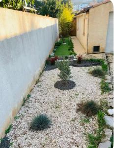 Zahrada ubytování Studio 30m2 proche Aeroport dans Lotissment calme