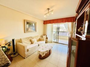 een woonkamer met een bank en een tafel bij A908 - Coruna - 2004 Finestrat sl in Cala de Finestrat