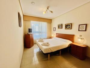 een hotelkamer met een bed en een televisie bij A908 - Coruna - 2004 Finestrat sl in Cala de Finestrat +15 foto's