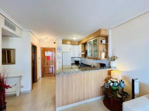 een keuken met een spoelbak en een aanrechtblad bij A908 - Coruna - 2004 Finestrat sl in Cala de Finestrat