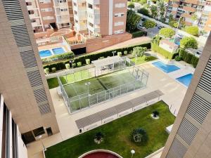 een uitzicht op een tennisbaan in een gebouw bij A908 - Coruna - 2004 Finestrat sl in Cala de Finestrat