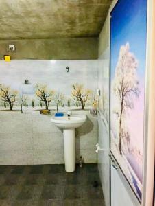 Ένα μπάνιο στο Aken House