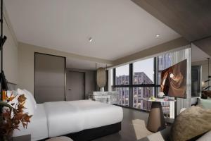 Una cama o camas en una habitación de Zhangjiajie Huazhen Hotel