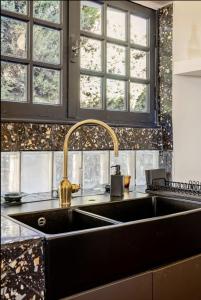 Η κουζίνα ή μικρή κουζίνα στο Séjour de luxe sur les collines niçoises +70 φωτογραφίες