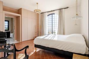 Ένα ή περισσότερα κρεβάτια σε δωμάτιο στο Séjour de luxe sur les collines niçoises