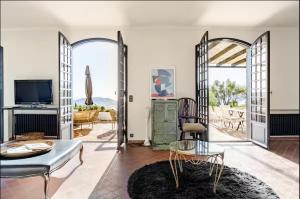 Μια τηλεόραση ή/και κέντρο ψυχαγωγίας στο Séjour de luxe sur les collines niçoises