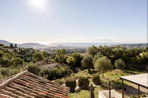 a view from the roof of a house at Villa, piscine et vue mer exceptionnelle à Nice in Nice