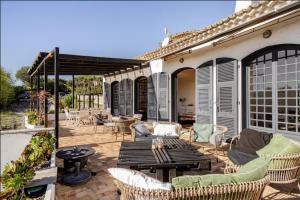 a patio with a table and chairs on a patio at Villa, piscine et vue mer exceptionnelle à Nice in Nice