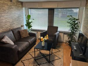 Χώρος καθιστικού στο "Honeybee" knusse houten chalet bij het bos +24 φωτογραφίες