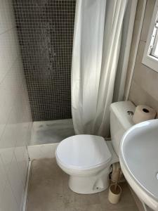 Ένα μπάνιο στο "Honeybee" knusse houten chalet bij het bos