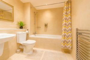 Sidemersey Livings- Convenient and Central 2-Bedroom Haven in L1, Secured Parking في ليفربول: حمام مع مرحاض ومغسلة وحوض استحمام