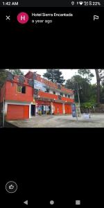 una foto de un edificio rojo con un cartel en él en Hotel Sierra Encantada, en Cuernavaca