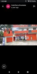 Una imagen de un edificio rojo con una tienda. en Hotel Sierra Encantada, en Cuernavaca 2 fotos más