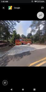 Captura de pantalla de una foto de una calle con un edificio en Hotel Sierra Encantada, en Cuernavaca