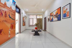 un pasillo con pinturas coloridas en las paredes en FabHotel Moon Light Palace, en Jaipur