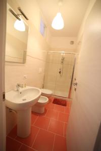 La salle de bains est pourvue d'un lavabo, de toilettes et d'une douche. dans l'établissement Parco Carrara, à Crotone