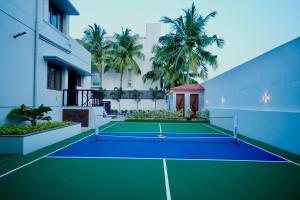 einen Tennisplatz im Hinterhof eines Hauses in der Unterkunft La Coast Beach Villa ECR in Tirupporūr