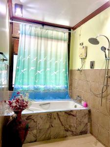 une salle de bain avec baignoire et douche avec fenêtre dans l'établissement Family view A2, à Ko Bu Bu 16 autres photos