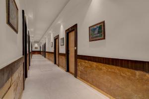 Un pasillo de un edificio con pinturas en las paredes. en Collection O Amritsar Bus Stand Formerly Hotel Ricky International, en Amritsar 53 fotos más