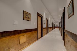 Un pasillo de un edificio con una hilera de puertas. en Collection O Amritsar Bus Stand Formerly Hotel Ricky International, en Amritsar