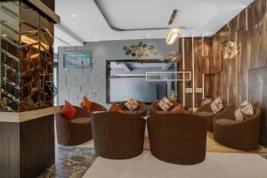 sala de estar con sofás y espejo en Collection O Amritsar Bus Stand Formerly Hotel Ricky International, en Amritsar