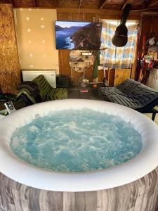 Φωτογραφία από το άλμπουμ του Cozy RV Oasis Farm Stay with Hot Tub Free WiFi and Coffee 5 Min to Adventist Health and Redbud Park σε Clearlake