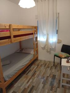 una habitación con dos literas y una ventana en Deniahome Angie, en Denia