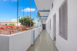 Μπαλκόνι ή βεράντα στο Hotel O Sultanpur Railway Junction Formerly Sanskar Marriage Lawan