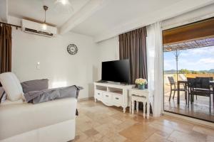 TV a/nebo společenská místnost v ubytování Le Mûrier