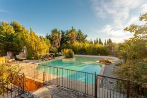 Bazén v ubytování Le Mûrier nebo v jeho okolí