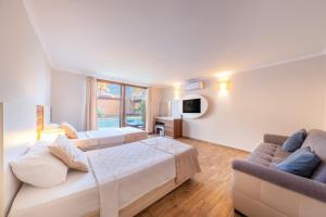 TV a/nebo společenská místnost v ubytování Sahra Su Holiday Village & SPA