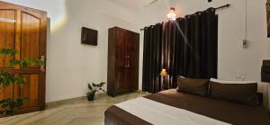 Postel nebo postele na pokoji v ubytování 3 Bedrooms ELements from Hexa Stays