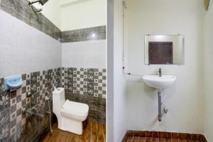 Koupelna v ubytování Collection O Chirala Beach View Formerly Sea Shell Resort