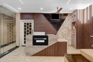 Ο χώρος του λόμπι ή της ρεσεψιόν στο Townhouse Oak Kaal Bhairav Temple Varanasi