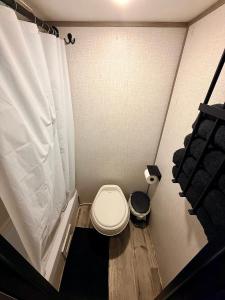 Koupelna v ubytování Cozy RV Oasis Farm Stay with Hot Tub Free WiFi and Coffee 5 Min to Adventist Health and Redbud Park