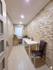 Una pequeña cocina con una mesa y una silla. en 1 комн квартира, свой двор, en Cherkasy
