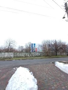 una pila de nieve al lado de una calle en 1 комн квартира, свой двор, en Cherkasy