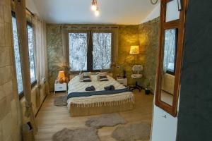 科瓦斯纳Forest Hide Tiny House的带窗户的房间里有一张床的卧室