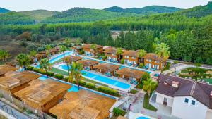 Bazén v ubytování Sahra Su Holiday Village & SPA nebo v jeho okolí