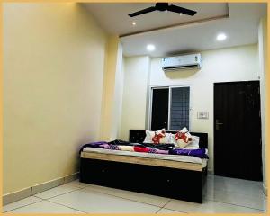 a room with a bed in the corner of a room at Hotel Shree- Nidhi Premium comfort # Stay Near Mahakaleshwar Jyotirlinga # Railway Station # Free Wi-Fi And Parking Service - Best Hotel In Ujjain in Ujjain