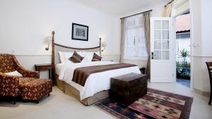 Una cama o camas en una habitación de SOLTERRA SEMINYAK Boutique Hotel & Spa Powered by Archipelago