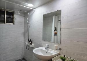 Koupelna v ubytování 라메르스테이&수원파티루프탑 + 5 fotografií