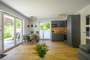 une cuisine et une salle à manger avec une table et des chaises dans l'établissement Ferienwohnung Am Kofel, à Oberammergau
