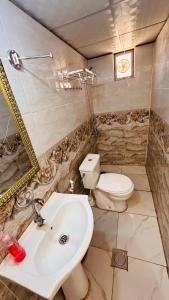 Koupelna v ubytování Desert guide camp