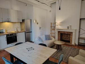 une cuisine et un salon avec une table et un canapé dans l'établissement Authentique Bouquet, au Mans