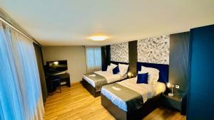 pokój hotelowy z dwoma łóżkami i telewizorem w obiekcie Hotel Check Inn Sumak w mieście Bassersdorf +7 zdjęć