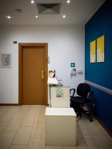 an office with a door and a desk and a chair at L'Archetto in Cremona