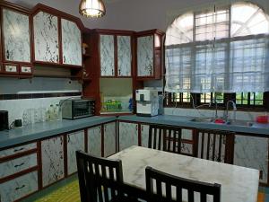 Η κουζίνα ή μικρή κουζίνα στο Delima Guest House Kangkar Pulai