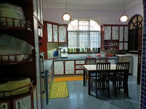 Η κουζίνα ή μικρή κουζίνα στο Delima Guest House Kangkar Pulai +18 φωτογραφίες